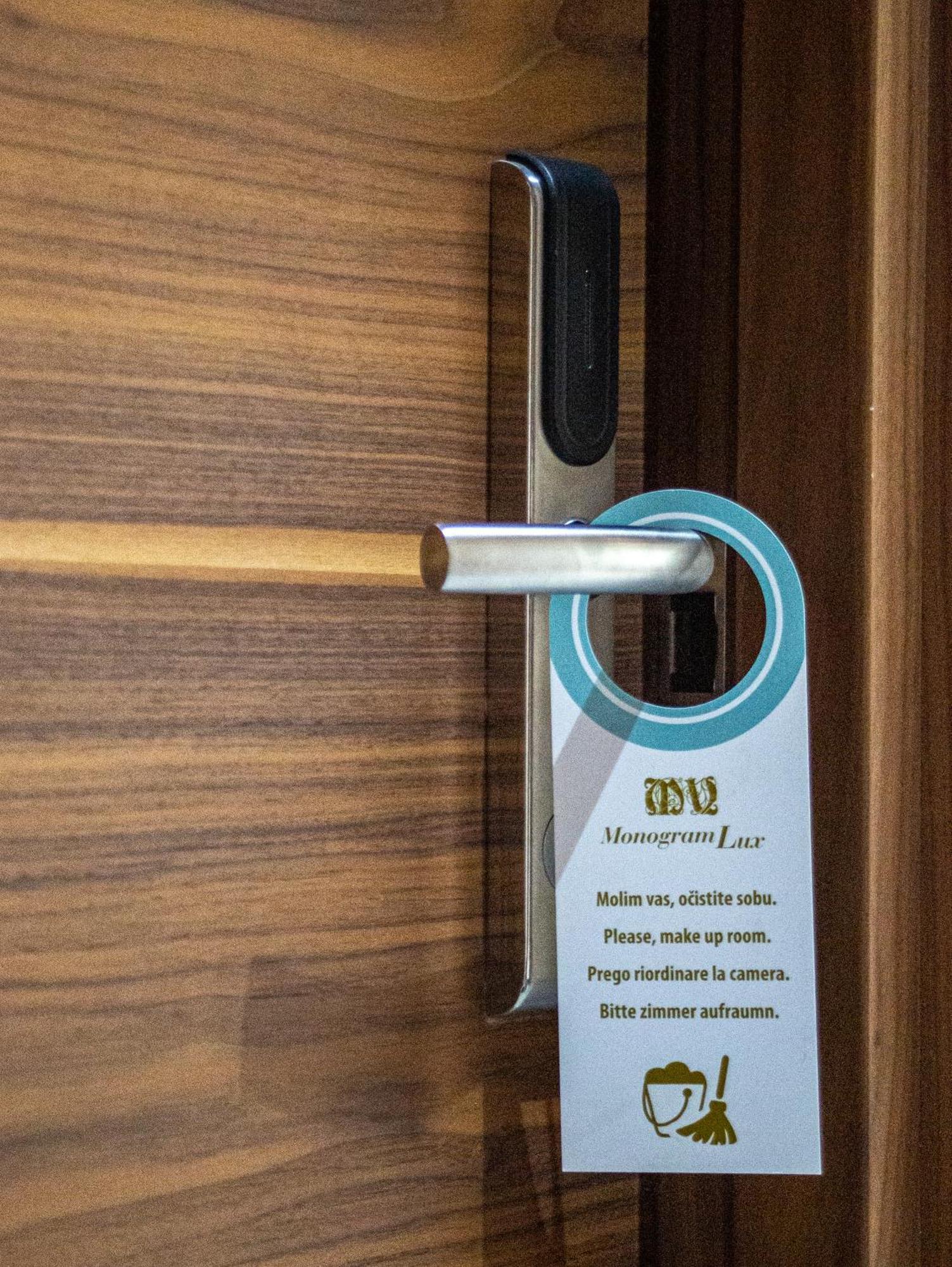 Hotel Monogramlux à Indija Extérieur photo